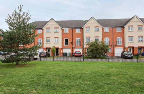 Shrewsbury House | 30 POPLAR CLOSE, pet friendly, with a garden in Shrewsbury