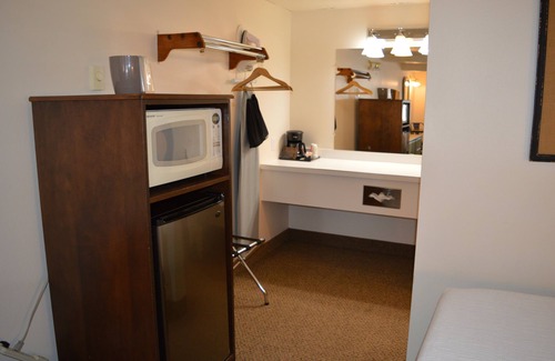 Columbia Falls Hotel | 30- TWO QUEEN BEDS in enjoyable Columbia Falls with WiFi, AC, 20m mi to GNP!