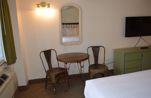 Columbia Falls Hotel | 30- TWO QUEEN BEDS in enjoyable Columbia Falls with WiFi, AC, 20m mi to GNP!