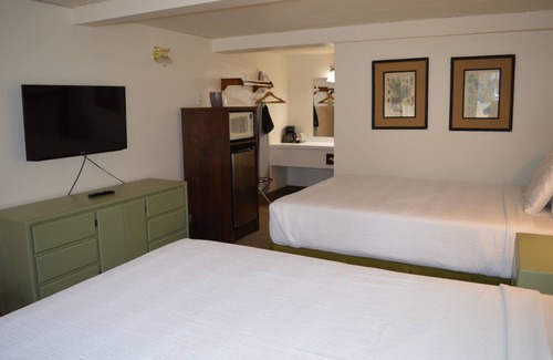 Columbia Falls Hotel | 30- TWO QUEEN BEDS in enjoyable Columbia Falls with WiFi, AC, 20m mi to GNP!