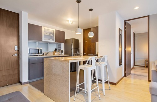 Patio Bonito Apartment | 300 Mbps WIFI+ 10min Lleras Park+ 24-7doorman +AC