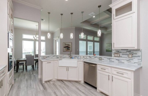 South Side House | 300) Pet friendly/fenced yard!