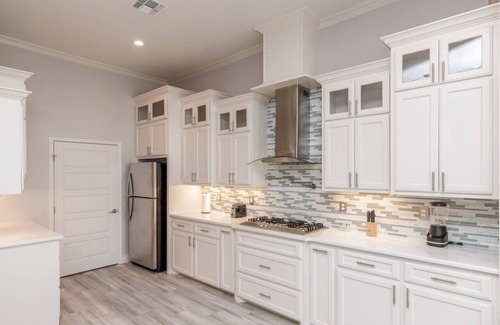 South Side House | 300) Pet friendly/fenced yard!