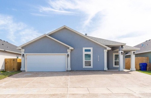 South Side House | 300) Pet friendly/fenced yard!