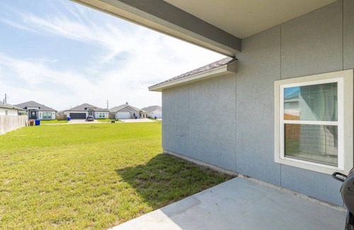 South Side House | 300) Pet friendly/fenced yard!