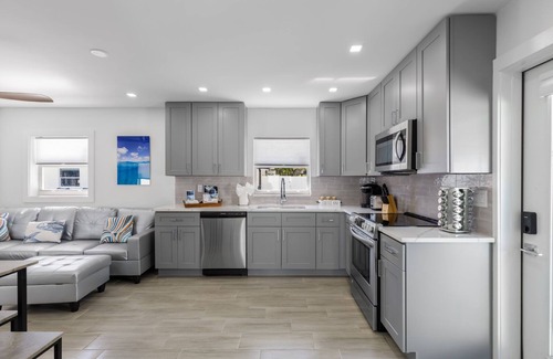 Lauderdale-by-the-Sea Resort | 300 STEPS TO WHITE SAND BEACH /HEATED POOL /HOT TUB/MONTHLY SPCLS - H1