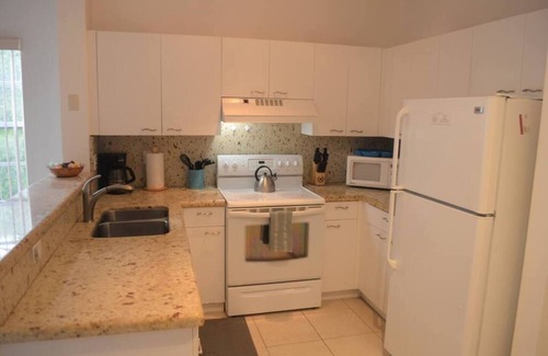 Boca Raton Apartment | 300D - Boca Retreat w/Pool, Parking, Near Evert Tennis & Shops