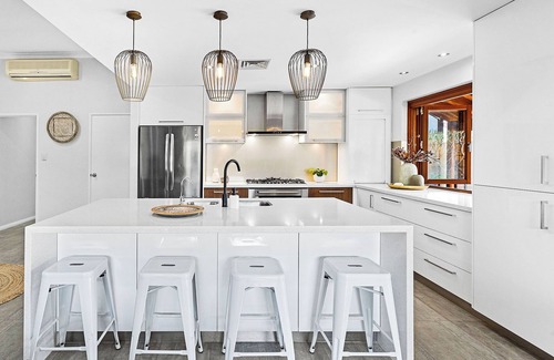 Hillarys House | 300m walk to the beach and cafes and shops