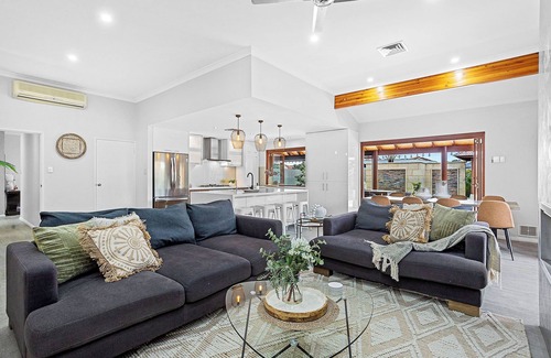 Hillarys House | 300m walk to the beach and cafes and shops