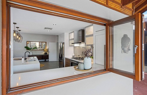 Hillarys House | 300m walk to the beach and cafes and shops