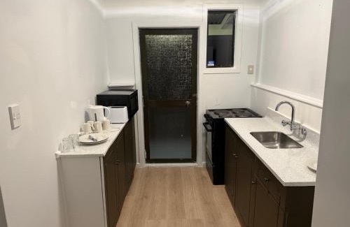 Edgeware Hotel | 301 Bealey Ave Motel