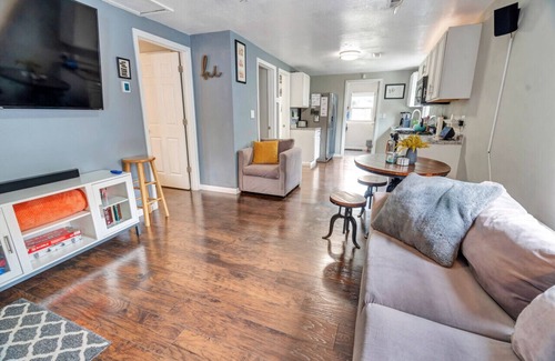 Springfield House | 3031 W Olive St · Cheerful 2-Bedroom w/convenient Expressway access