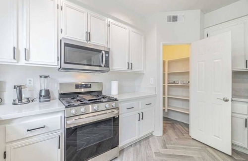 Palmdale House | 30nights min｜Mainfloor Bedroom｜Pet Allowed｜Remote Lock｜Garage Access #42183