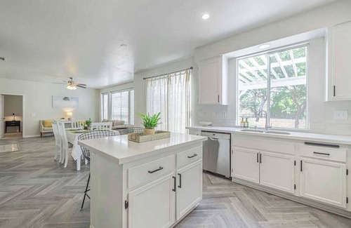 Palmdale House | 30nights min｜Mainfloor Bedroom｜Pet Allowed｜Remote Lock｜Garage Access #42183