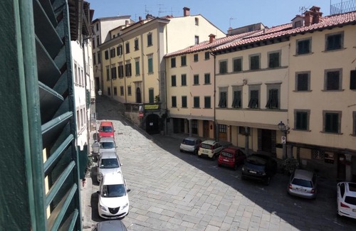 Porciano Apartment | 31 Piazza Bernardo Tanucci