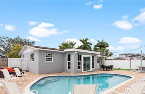 Boulevard Heights House | 310 · Modern 3/2 -HEATED POOL. GRILL. Big BACKYARD.