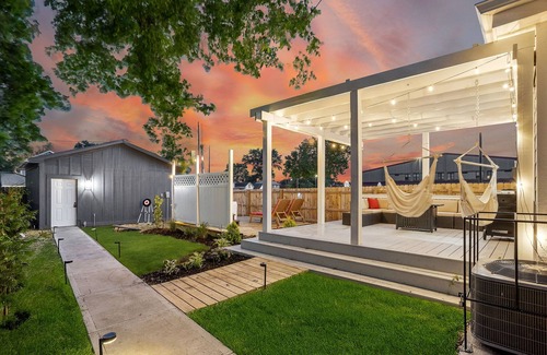 Indianapolis House | 3100 sqft of Luxury - HotTub, BBQ, Gym with Peloton, Arcade, Firepit seating.