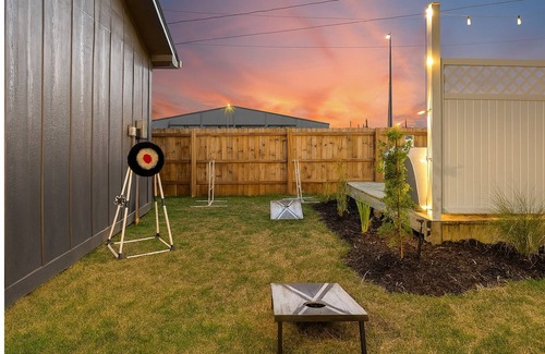 Indianapolis House | 3100 sqft of Luxury - HotTub, BBQ, Gym with Peloton, Arcade, Firepit seating.