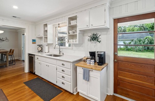Isle of Hope Historic District House | 32 Romney Place: 3 BR, 2 BA House in Savannah, Sleeps 6