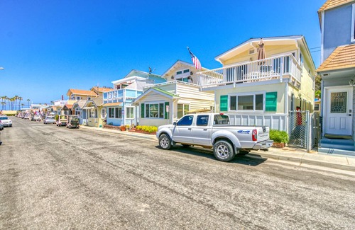 Avalon House | 324D: Well-appointed Two Story Home + Ample Deck + WIFI + New Carpet - 324 Desca