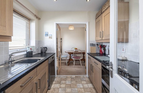 Garn Fadryn Cottage | 34 Llwyn Gwalch - a bungalow that sleeps 4 guests in 2 bedrooms