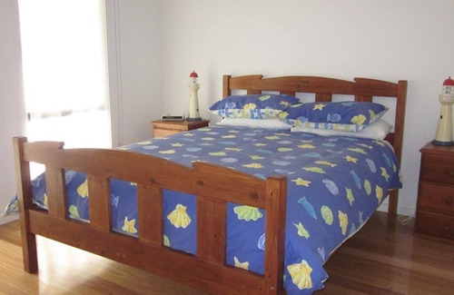 Sunset Strip House | 35 Phillip Island Road, Sunset Strip - Central location