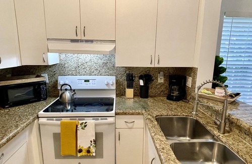 Boca Raton Apartment | 350 C - Warm & Spacious Corner Apt - Top Floor - Washer & Dryer
