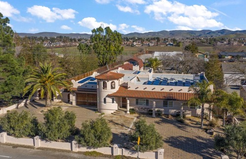 Livermore House | 3500sf, Single Level, 4 King Beds, 12ft Hot Tub!