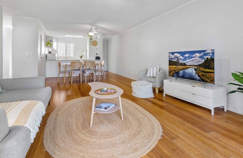 Moreton Bay Region Apartment | 350m from Kings Beach | 3 bedroom | 1 bathroom | A/C | communal swimming pool