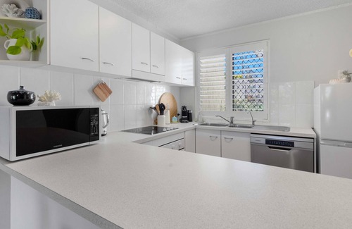 Moreton Bay Region Apartment | 350m from Kings Beach | 3 bedroom | 1 bathroom | A/C | communal swimming pool