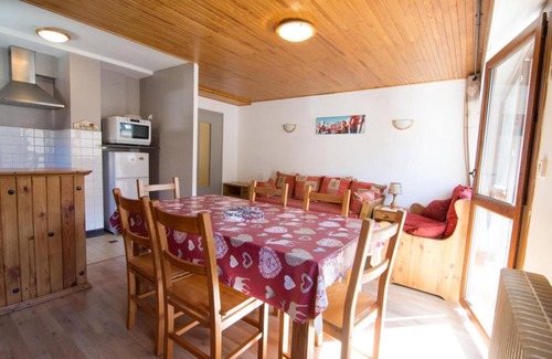 Valloire Apartment | 350m from ski slopes, 2nd floor, parking, tv, ski locker, 50m², Valloire