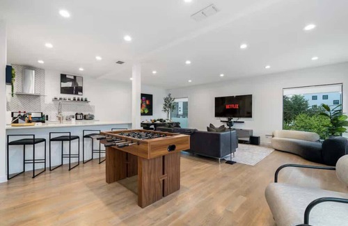 West Dallas House | 360 City Views ~ DT Dallas ~ Sleeps 10~ 2xRooftops