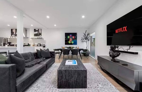 West Dallas House | 360 City Views ~ DT Dallas ~ Sleeps 10~ 2xRooftops