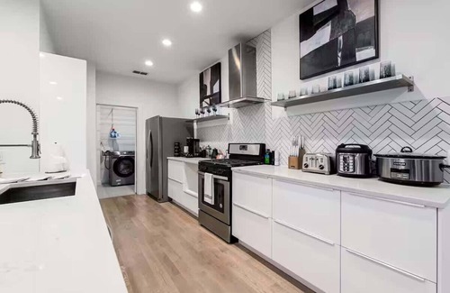 West Dallas House | 360 City Views ~ DT Dallas ~ Sleeps 10~ 2xRooftops