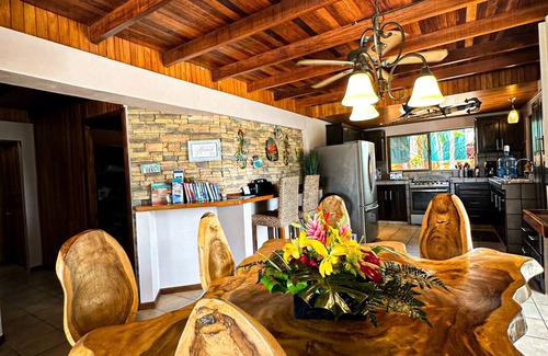 Esterillos House | 360 DEGREE VIEWS OF MOUNTAINS AND THE OCEAN! MINUTES TO THE BEACH!