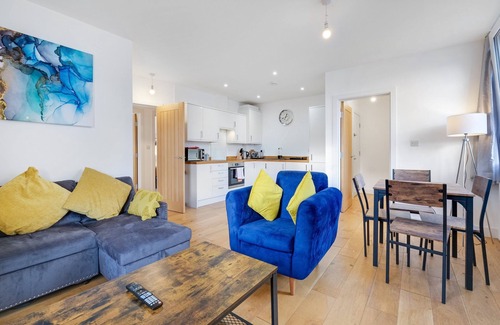 High Wycombe Apartment | 360 HP11 Easton St 6-4n- Eastons 2 Bedroom Apartment with Sofa Bed