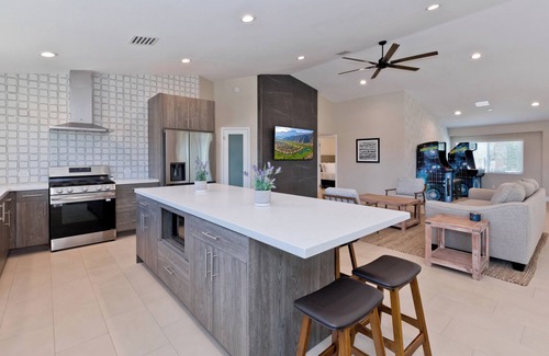 Thousand Palms House | 360° Mountain Views | 3 Acres Massive Resort Pool | Event Space