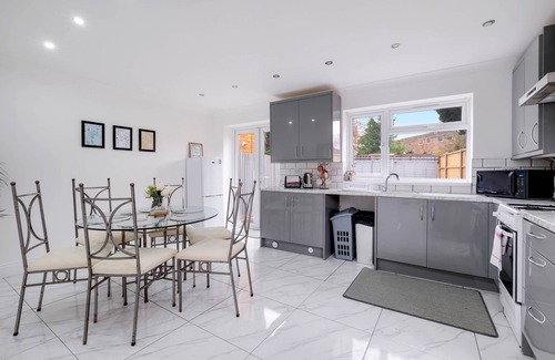 Windsor House | 360 SL4 Smith Lane 70A - 3 Bedroom House with Parking in Windsor