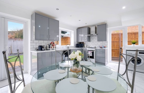 Windsor House | 360 SL4 Smith Lane 70A - 3 Bedroom House with Parking in Windsor
