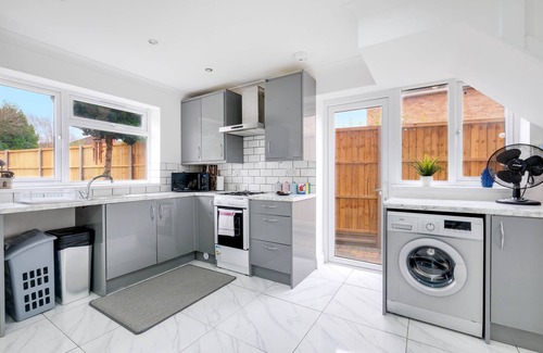 Windsor House | 360 SL4 Smith Lane 70A - 3 Bedroom House with Parking in Windsor