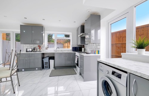 Windsor House | 360 SL4 Smith Lane 70A - 3 Bedroom House with Parking in Windsor