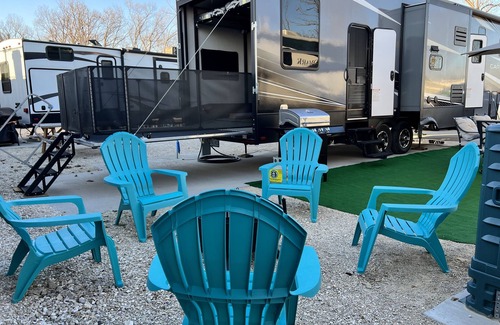 Gravois Mills House | 38 ft RV-Amazing View-Water Park-Restaurant