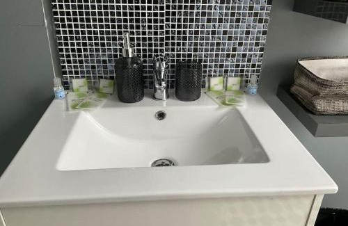 Saint-Pol-sur-Mer House | 38 Maison entière,place de parking et garage pour moto velo a la demande