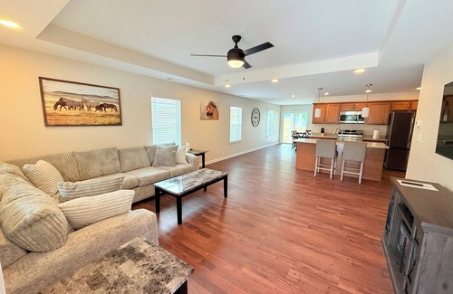 Jeffersonville - Clarksville House | 3803 Hamburg pike, New Home 2025, perfect for a family ,With hot tub,