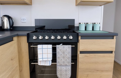 Weymouth Cottage | 39 GREENLANDS, LITTLESEA HOLIDAY PARK, pet friendly in Weymouth