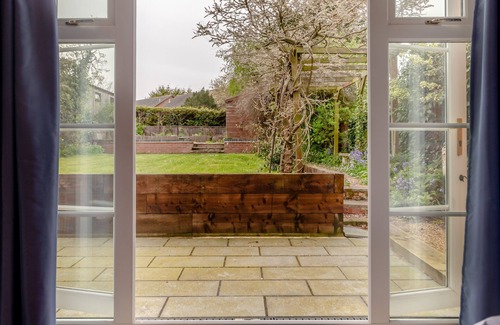 Halesworth House | 39 London Road - Four Bedroom House, Sleeps 7