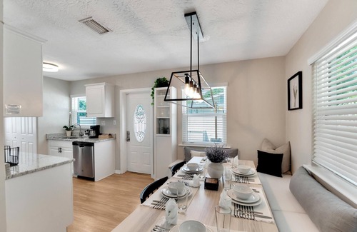 Sun Bay South House | 3908 W Tyson Ave Summ