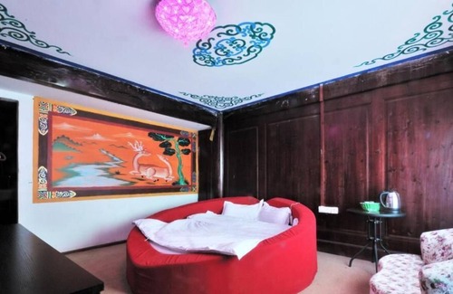 Shangri-La House | 3are3 Hotel