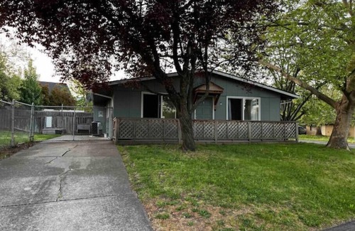 Medford House | 3B/1BA <1mi from Hospital w/Self Check-in + Laundry