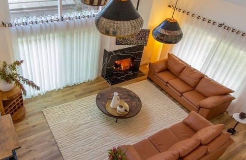 Thousand Oaks House | 3B 2.5B Custom House with Elegant Taste